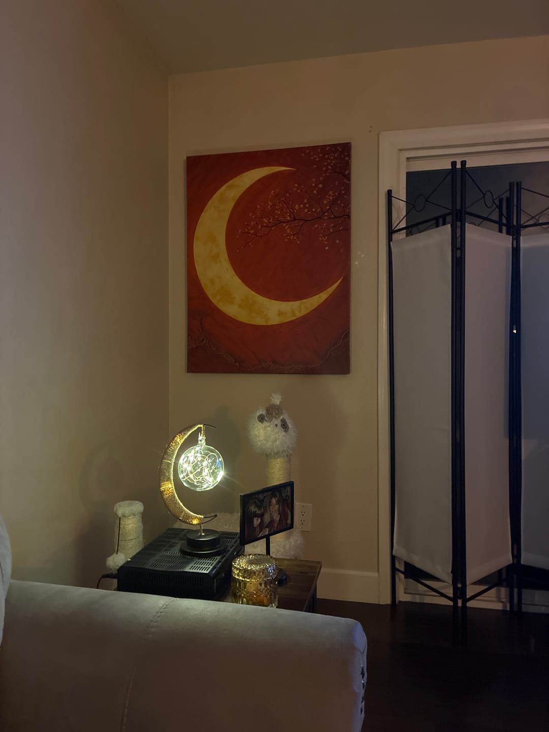 Customer photo review of Luxury Crescent Moon Canvas Wall Decor – Illuminated Gold and Grey Artwork