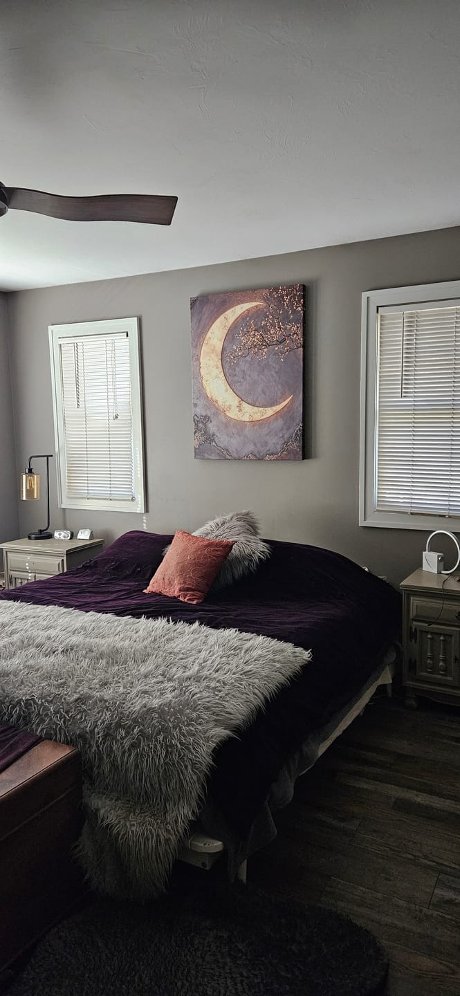 Customer photo review of Luxury Crescent Moon Canvas Wall Decor – Illuminated Gold and Grey Artwork