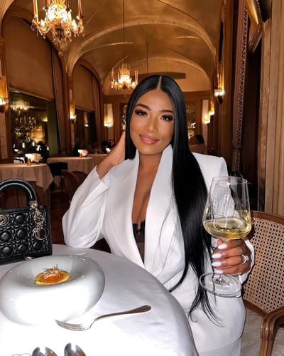 Customer photo review of Black Edition Silky Straight Glueless Wig 5x5 HD Lace Invisible Knots 180% Density