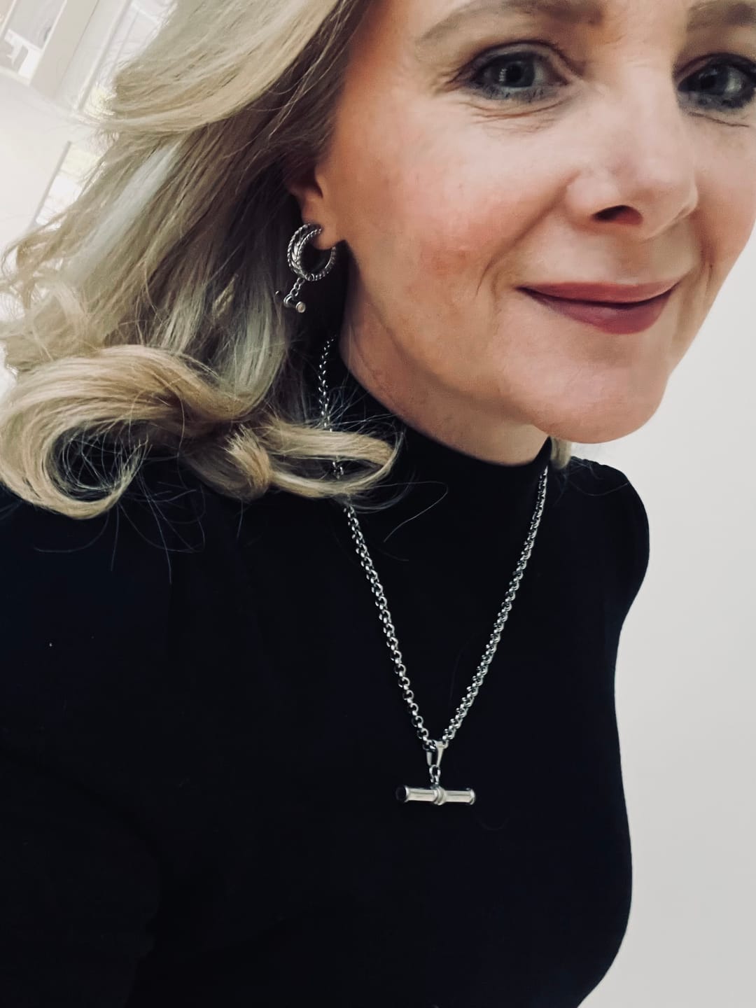 Customer photo review of XL T-Bar Necklace silver