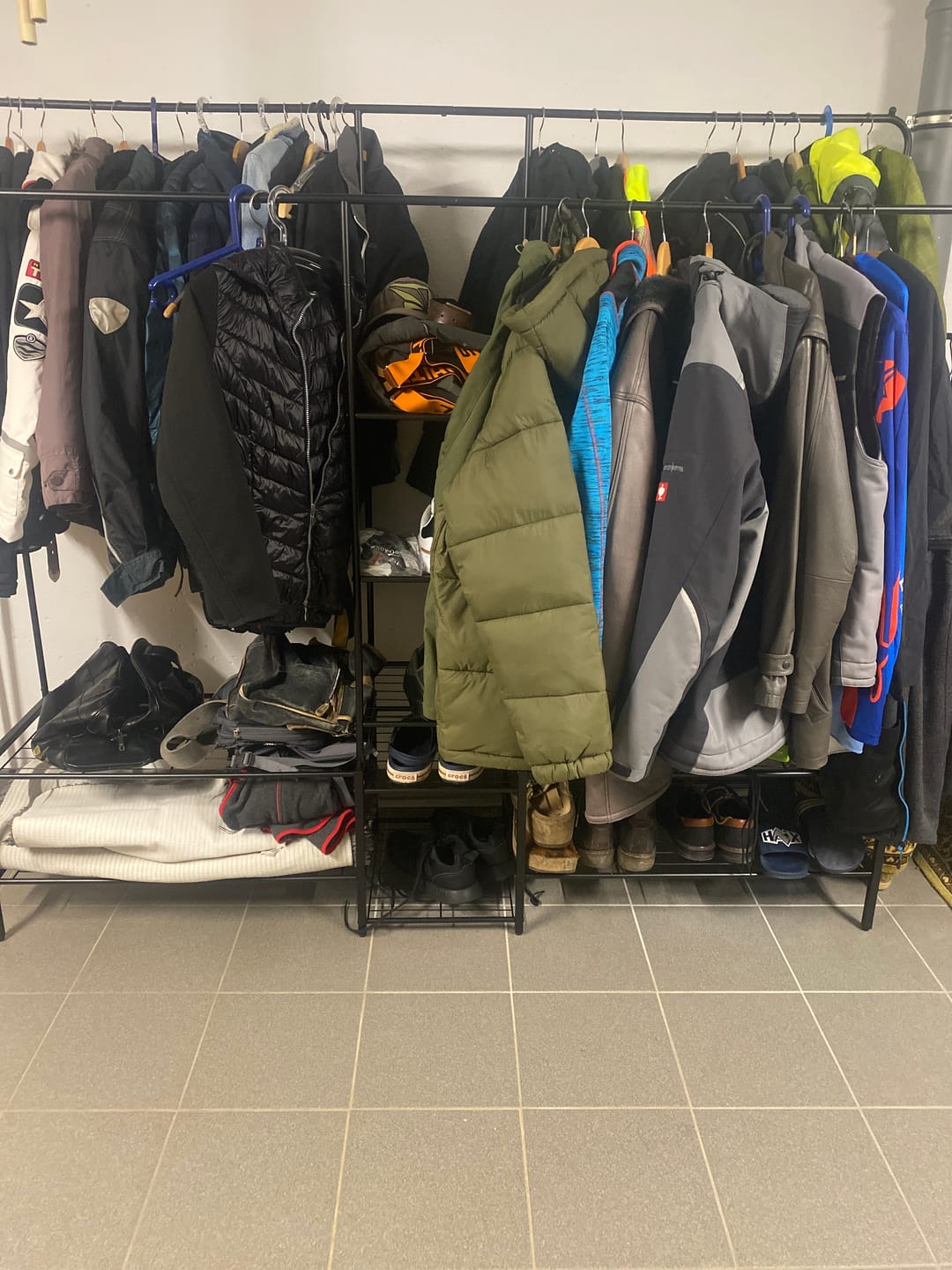 Customer photo review of Schwerlast-Kleiderständer Schwarz – Leon – 150 kg, Stehend mit Ablagen