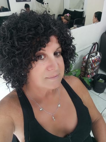 Customer photo review of Peruca Yarrow Luzes Grisalhas Cacheada