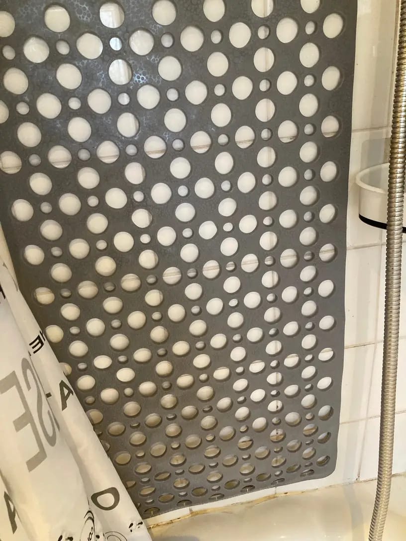 Customer photo review of Magicwipe™ Non-Slip Vacuum Shower Mat