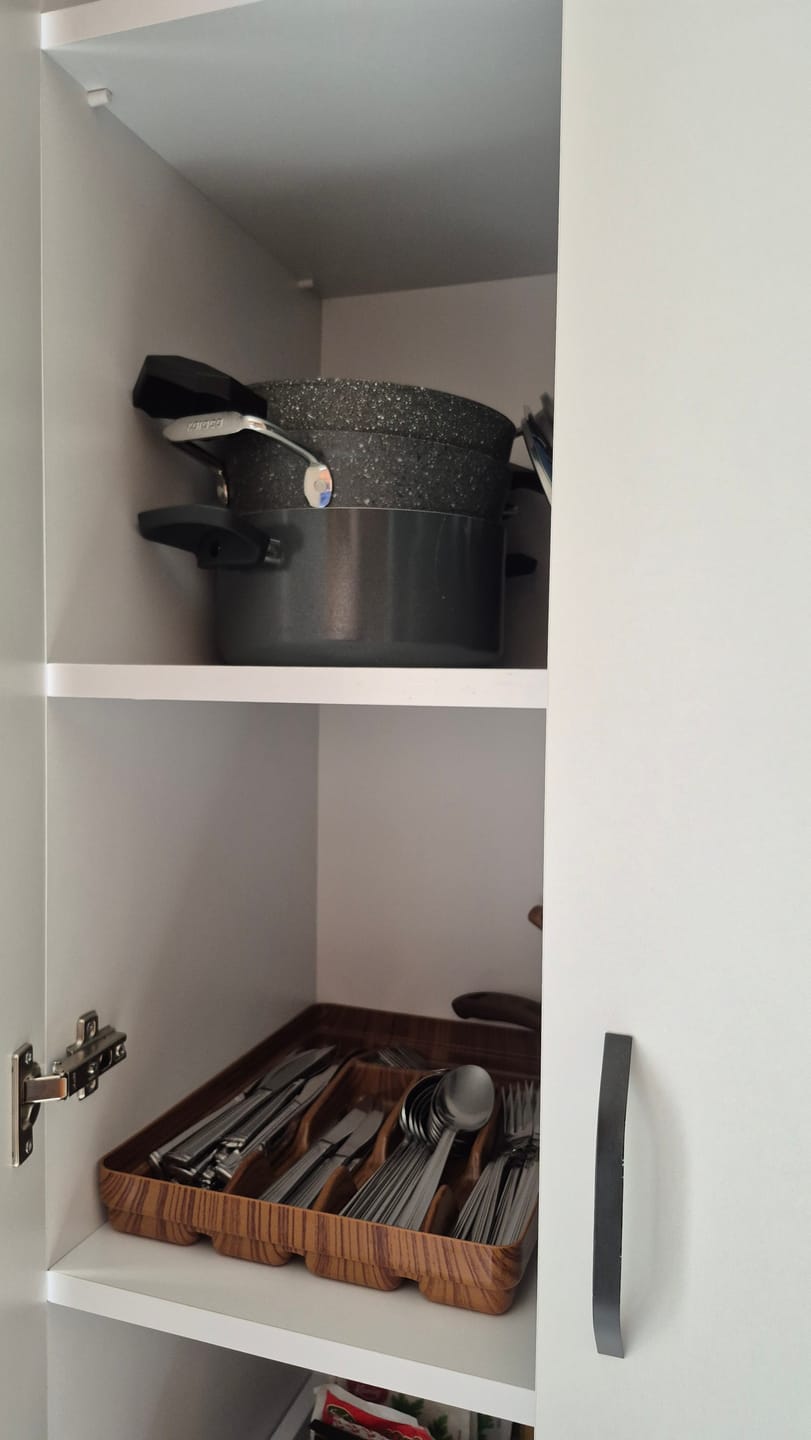 Customer photo review of Rani JE110 Çok Amaçlı Dolap 2 Kapaklı 5 Raflı Banyo Kiler Mutfak Dolabı Beyaz