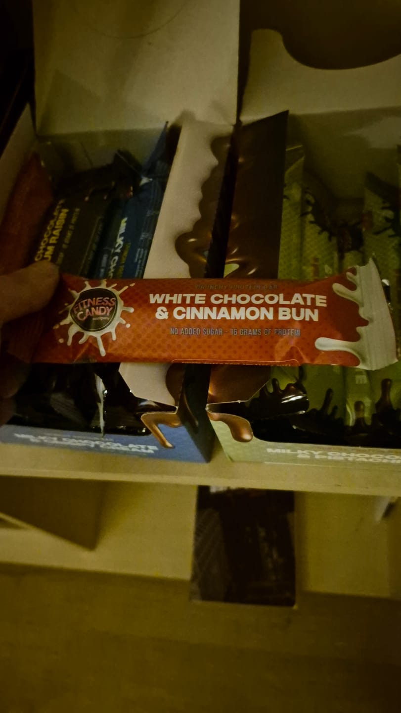 Customer photo review of FITNESS CANDY White Chocolate & Cinnamon Bun