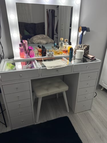 Customer photo review of Rani BJ156 Hollywood Işıklı Aynalı Kulis Makyaj Masası Cam Tablalı 13 Çekmeceli Takı Düzenleyici Puf Takım Beyaz
