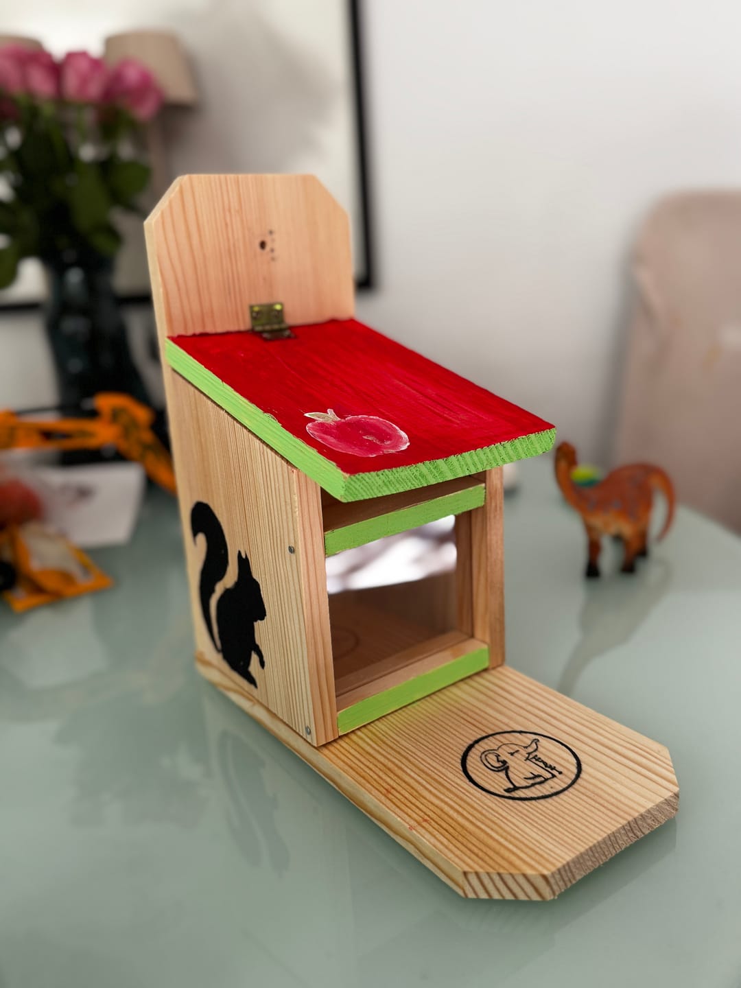 Customer photo review of Eichhörnchen Futterhaus für Kinder aus Kiefernholz zum Bemalen