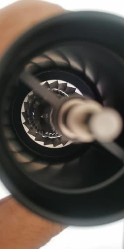 Customer photo review of Molinillo de café Manual profesional, mejora el cuerpo totalmente metálico, diseño antideslizante, molinillo portátil, rebaba en el interior