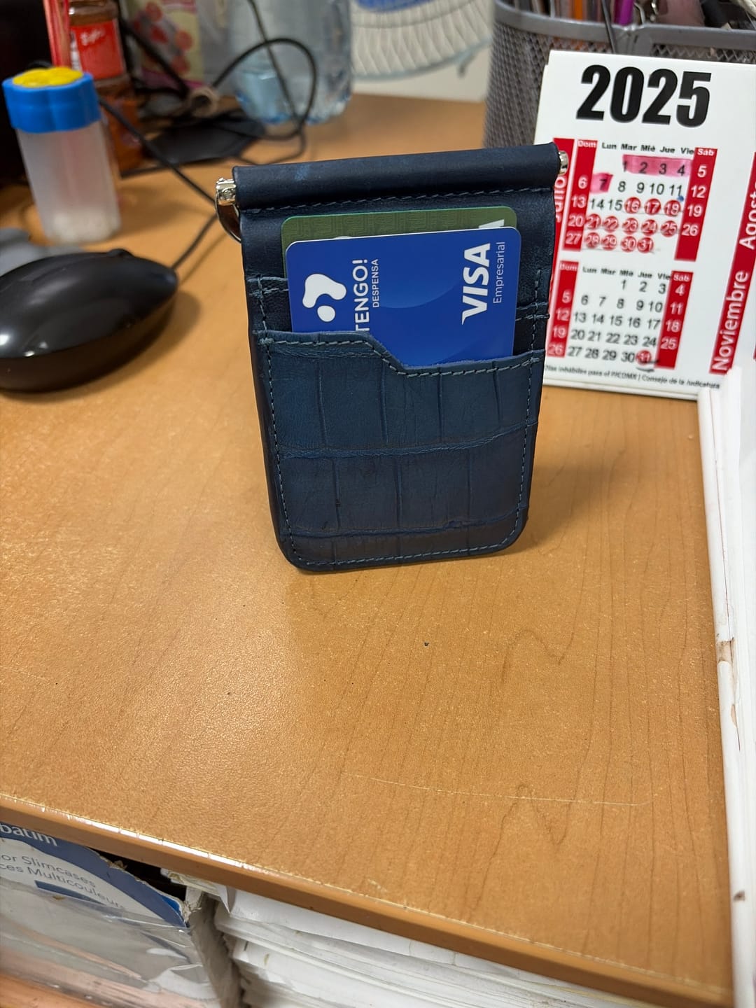 Customer photo review of Billetera de Clip Cocodrilo Genuino blue.