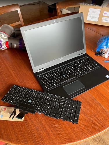 Avis photo d'un client sur Clavier Azerty Français Pour Dell Latitude E5590 Rétroéclairage
