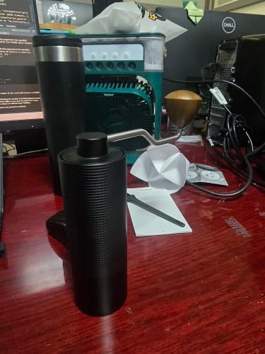 Customer photo review of Molinillo de café Manual profesional, mejora el cuerpo totalmente metálico, diseño antideslizante, molinillo portátil, rebaba en el interior