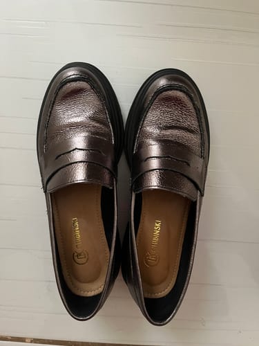 Customer photo review of Mocassim Feminino Salto Tratorado Couro Prata Velha