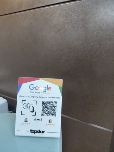 Customer photo review of Expositor Reseñas Google NFC y QR