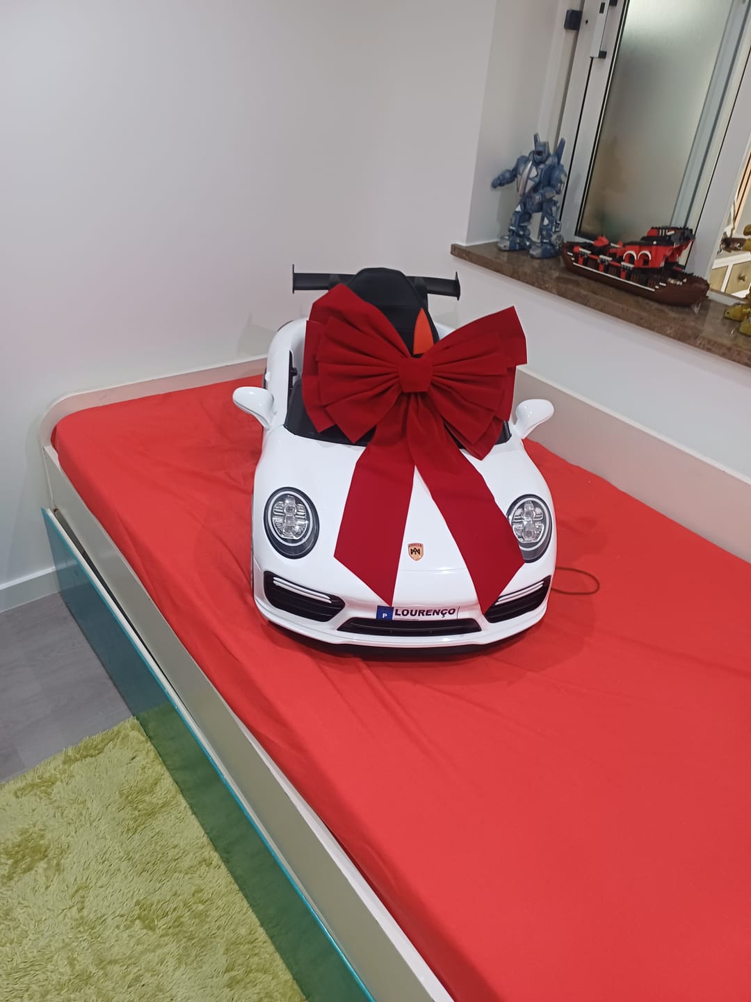 Customer photo review of PRÉ VENDA Carro Elétrico para Criança 911 Style Branco 12v c/ RODAS DE BORRACHA & ASSENTO EM PELE