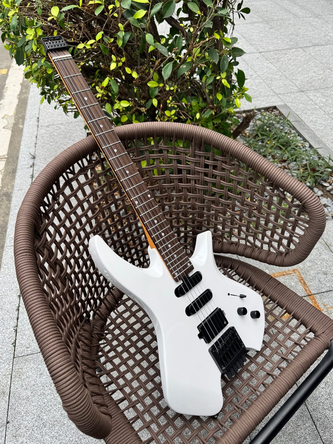 Customer photo review of Donner NHL-500 Guitare Électrique Moderne Sans Tête