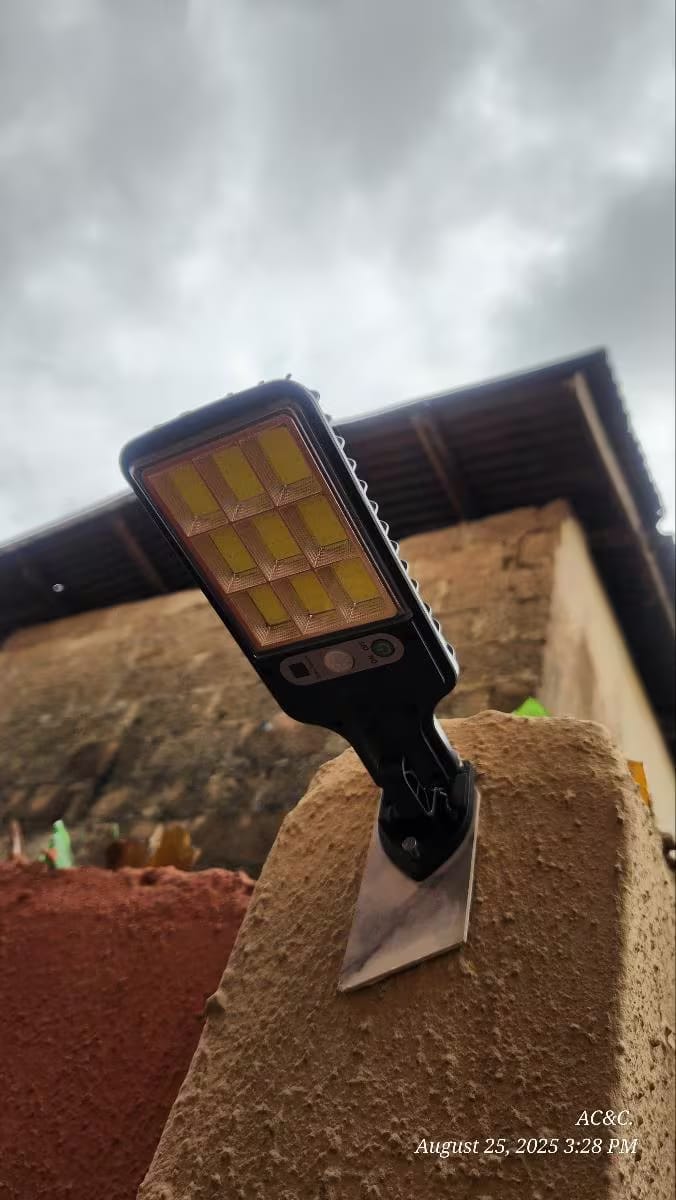 Customer photo review of SolarBeam – Lampe Solaire LED à Détection Intelligente