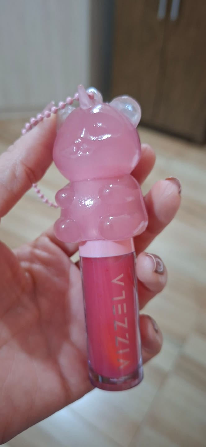Customer photo review of Lip Oil Gummy Panda – VIZZELA