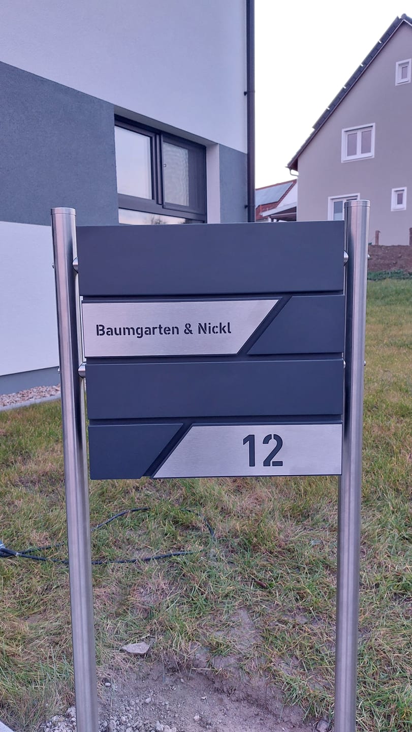 Customer photo review of AlbersDesign Briefkasten B1 anthrazit (RAL7016) personalisiert mit Edelstahl-Schildern