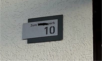 Customer photo review of Edelstahl-Hausnummer mit Straße, mit 3D Effekt, Rückplatte pulverbeschichtet in RAL7016, Frontblende in Edelstahl