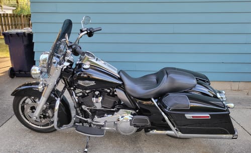 Customer photo review of HR3 Vivid Black Motorcycle 18" Wide Tire Front Mudguard Fender For Harley Touring Models 2014-2023