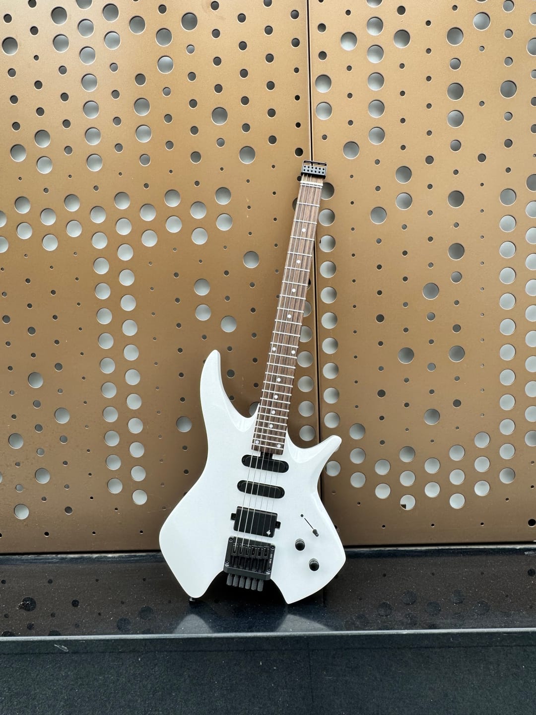 Customer photo review of Donner NHL-500 Guitare Électrique Moderne Sans Tête