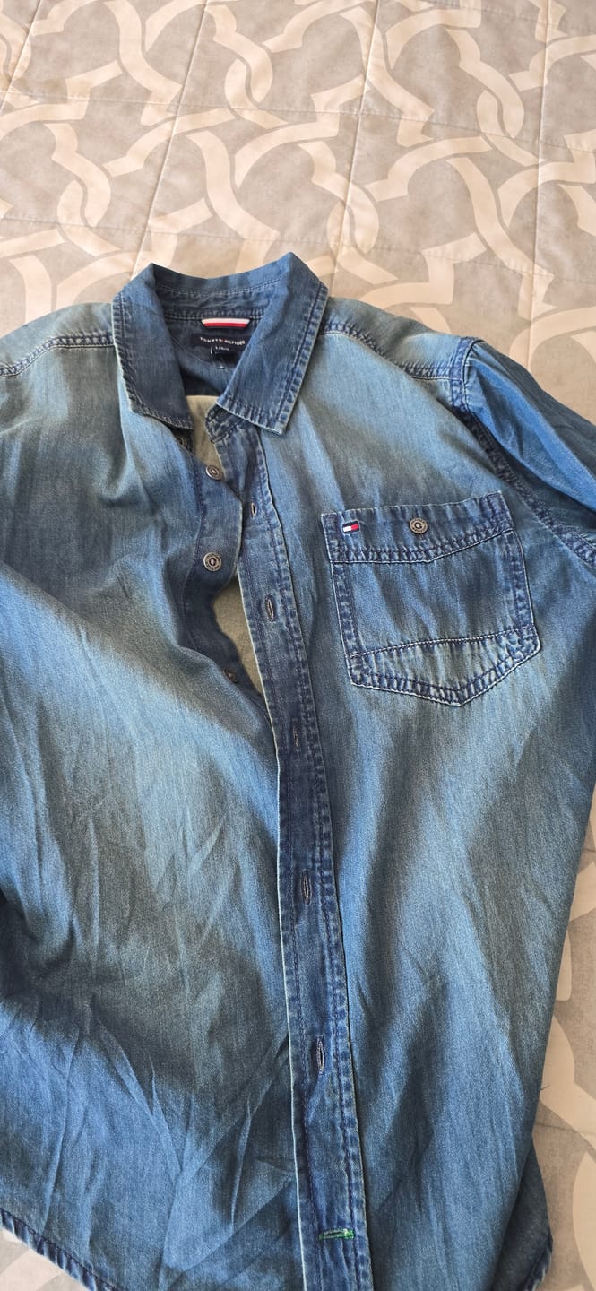Customer photo review of Camisa Tommy Hilfiger Adolescente L 16/18 Mezclilla Azul