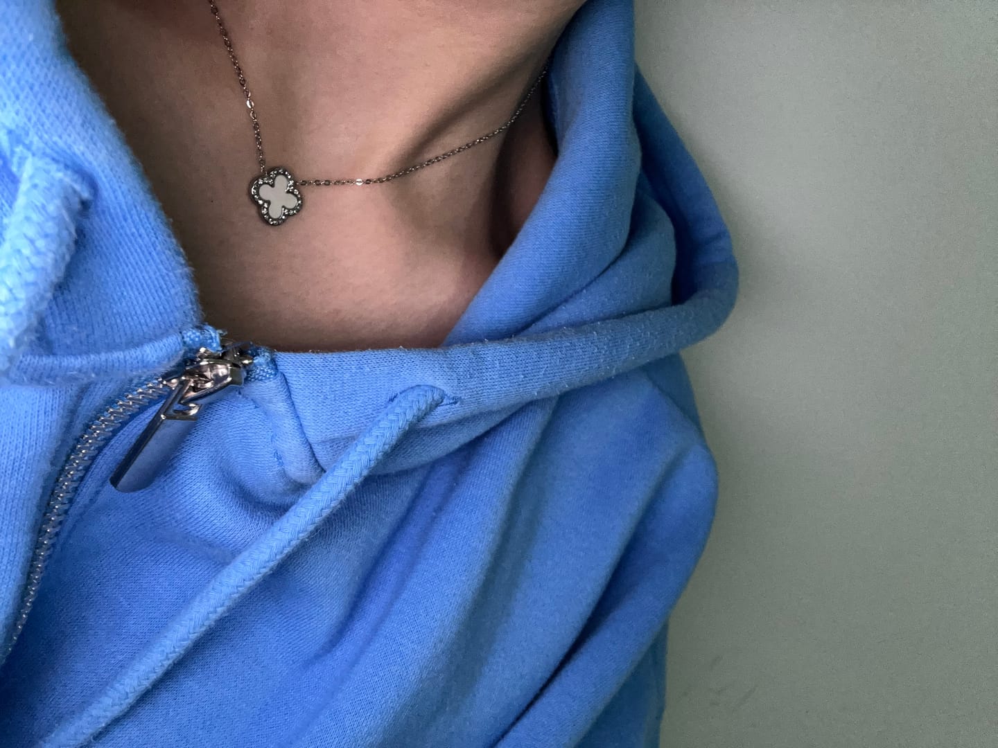 Customer photo review of Pave Perlmutt Lucky Leaf Kette 14K Vergoldet