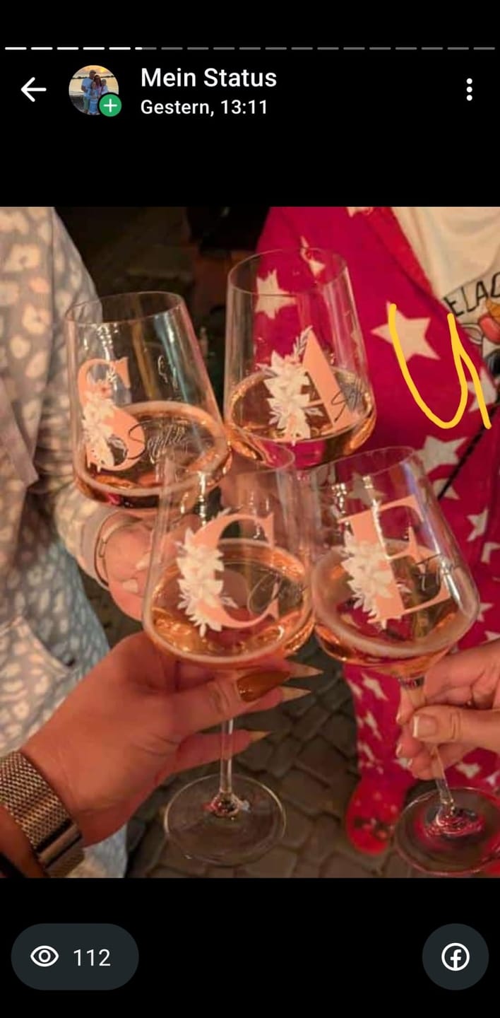 Customer photo review of Blume - Personalisiertes Weinglas mit Initiale und Namen für Dich und deine Freundinnen