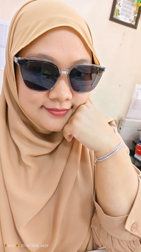 Customer photo review of Taylor Rectangular Framed Sunglasses