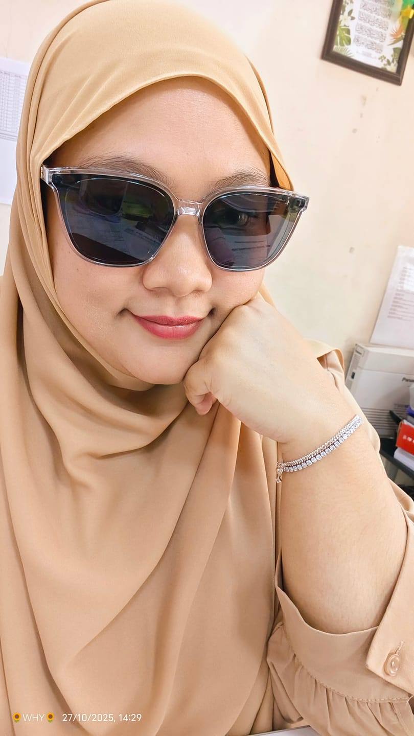 Customer photo review of Taylor Rectangular Framed Sunglasses