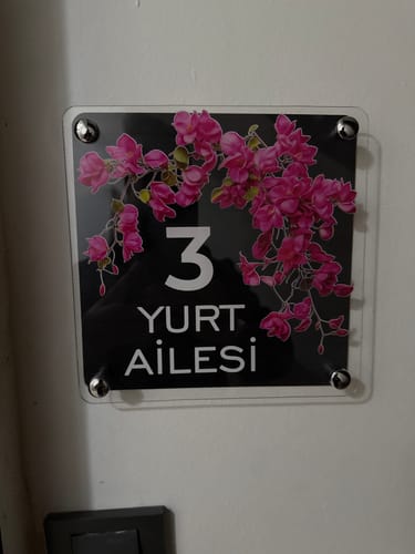 Kişiye Özel Begonvil Çiçekli Kapı İsimliği için fotoğraflı müşteri yorumu