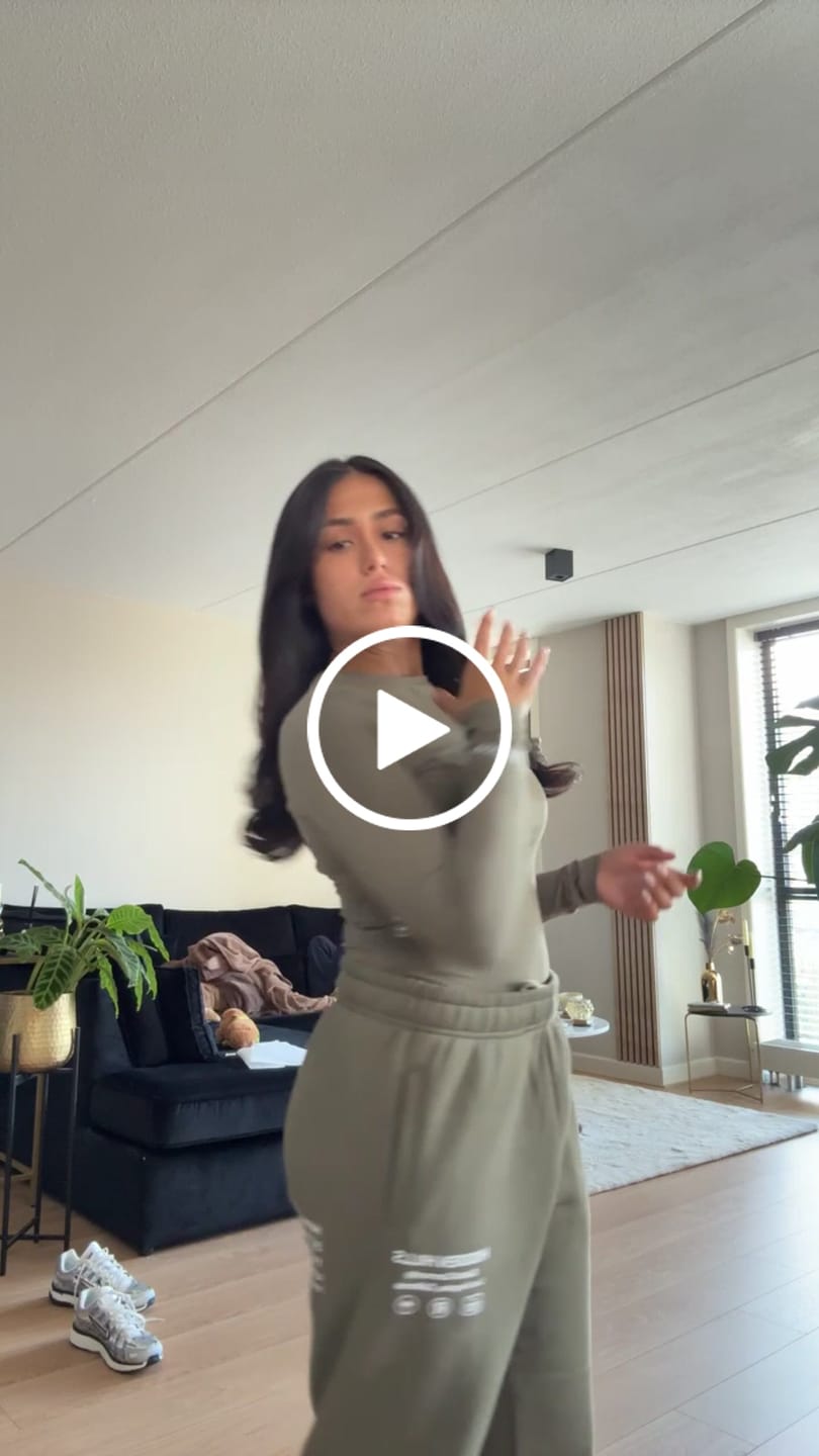 Recenzja wideo klienta dotycząca spodni dresowych LABEL STRAIGHT LEG w kolorze SAGE