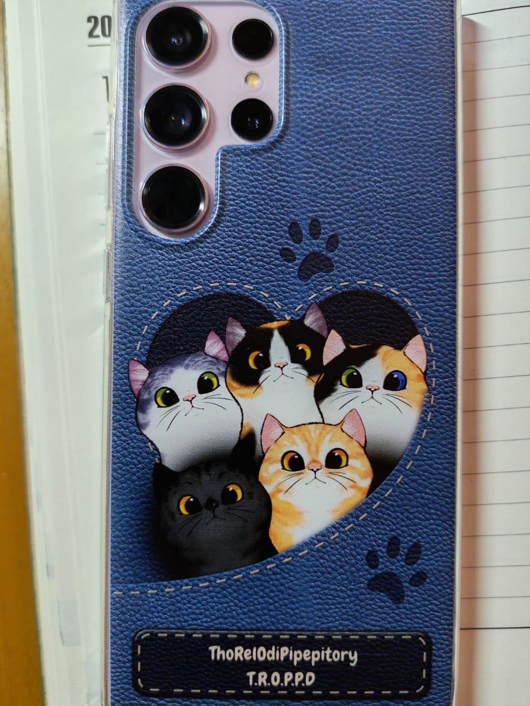Customer photo review of Gatto con cuore aspetto similpelle - Custodia per il telefono personalizzata