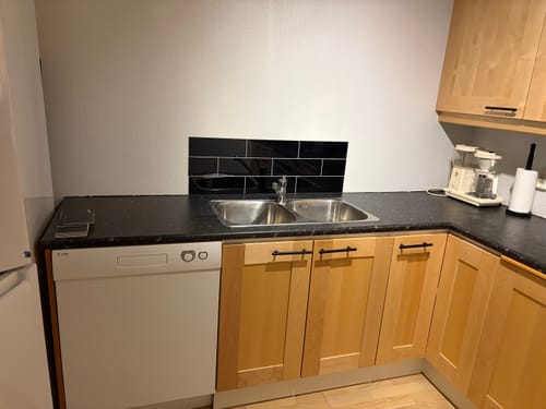 Customer photo review of Hailey sort selvklebende veggfliser