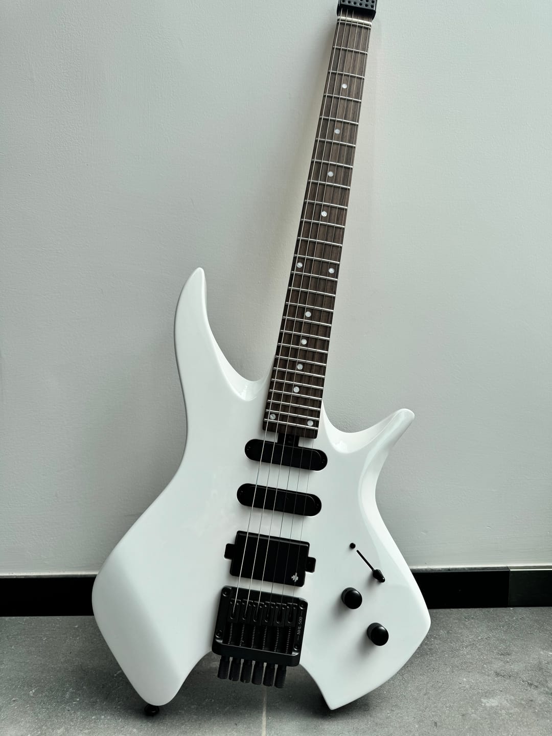 Customer photo review of Donner NHL-500 Guitare Électrique Moderne Sans Tête