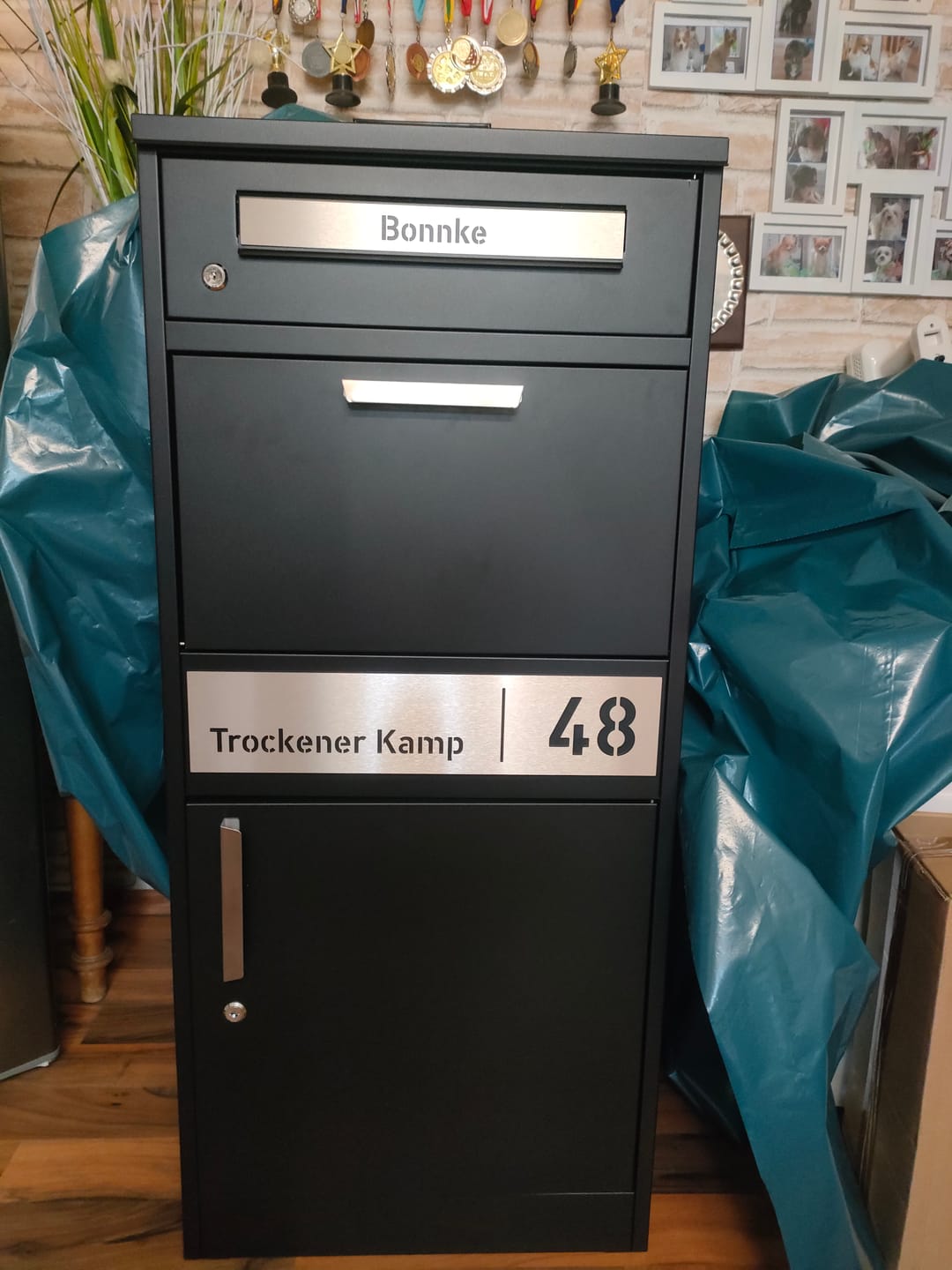 Customer photo review of Paketbox PB1 mit Briefkasten | schwarz (RAL9005) | personalisiert mit Edelstahl-Schild