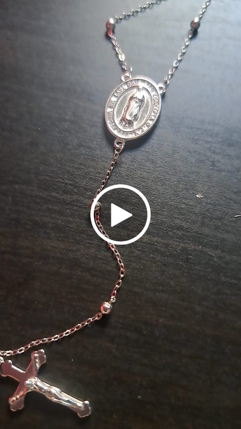 Customer video review of Collar Virgen María Milagrosa