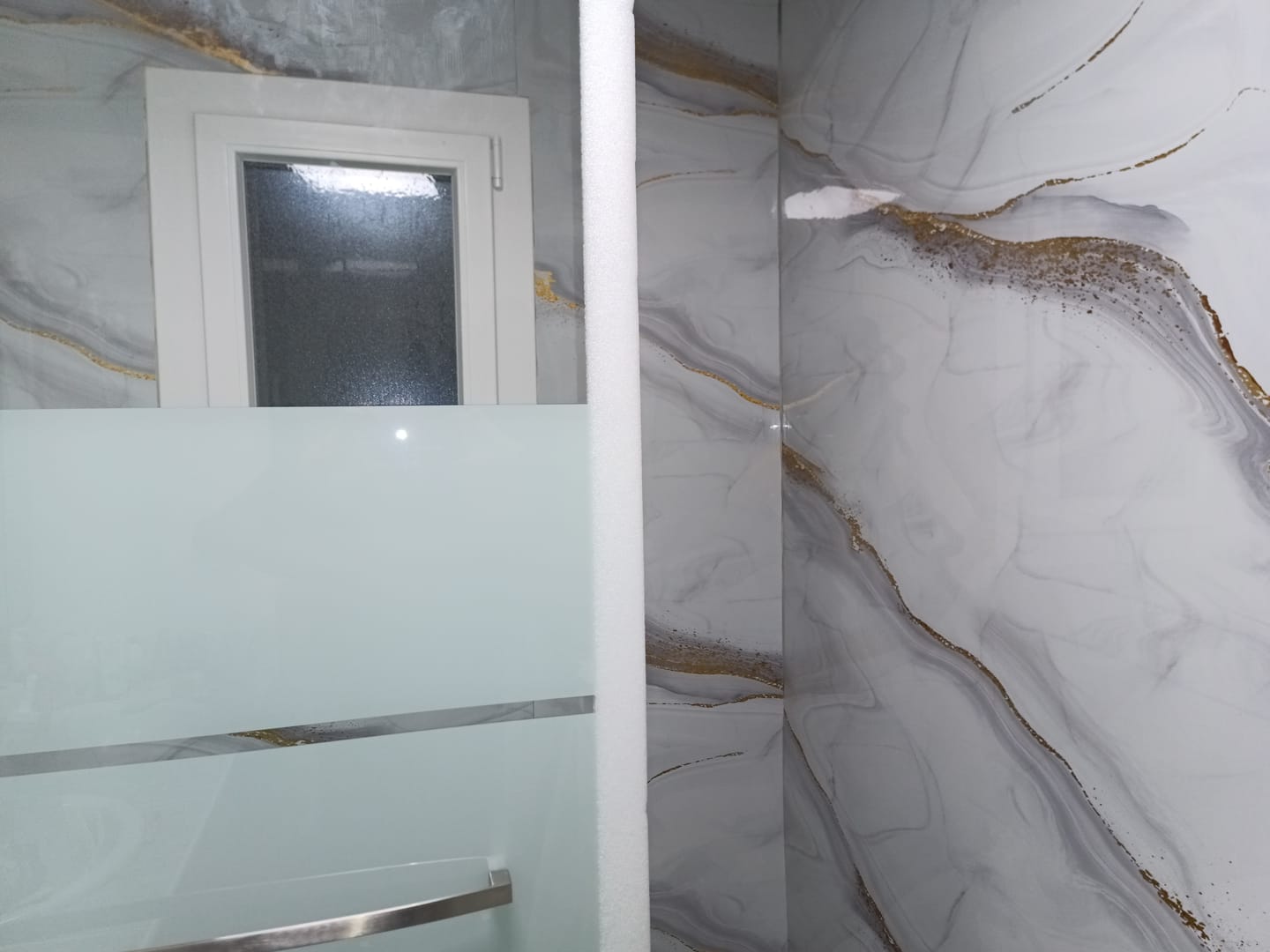 Customer photo review of Panneau Mural PVC Effet Marbre Doré – Étanche et facile à poser