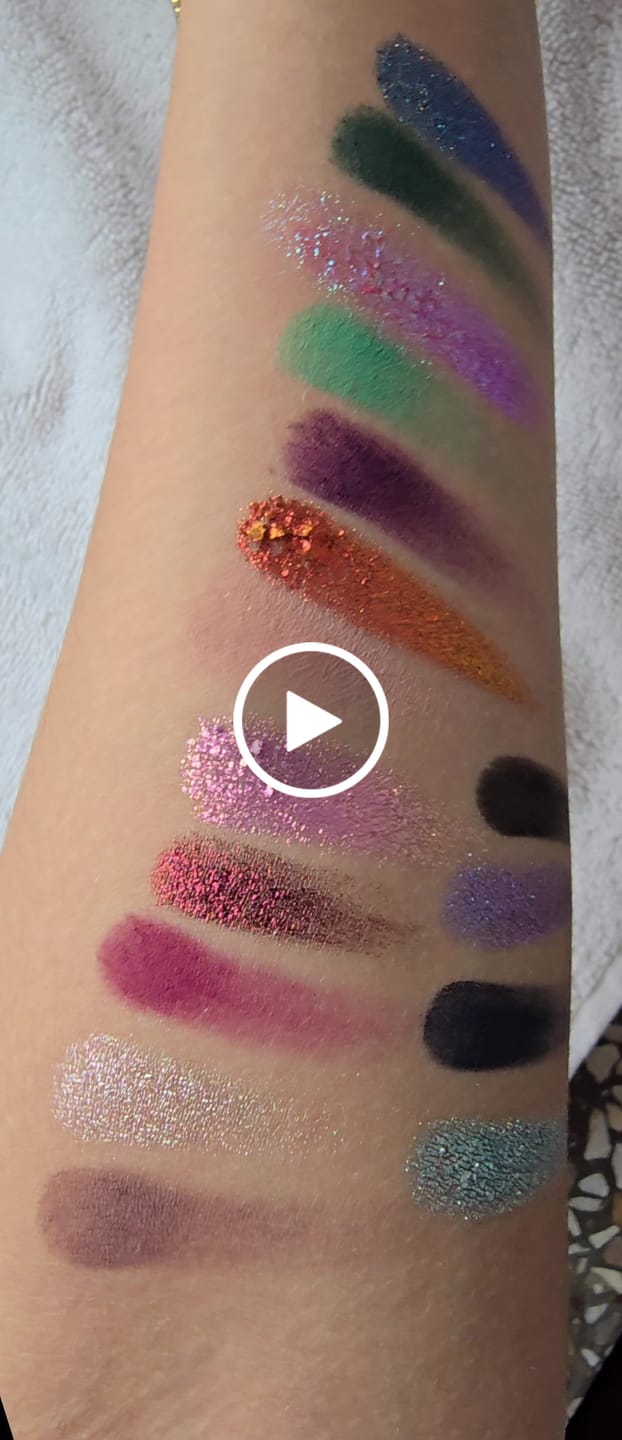 Customer video review of Multiverse Multichrome Holographic Magnetic Eyeshadow Palette