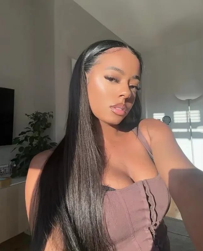 Customer photo review of More Face 13x6 HD Straight Lace Frontal Wigs Pre Bleached Knots Human Hair Wigs With Elastic Drawstring