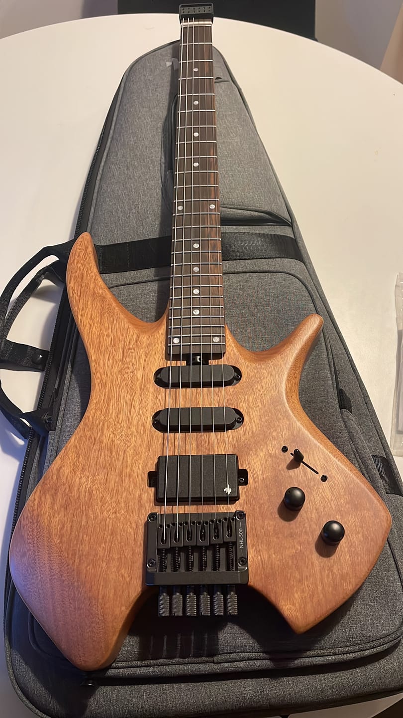 Customer photo review of Donner NHL-500 Guitare Électrique Moderne Sans Tête