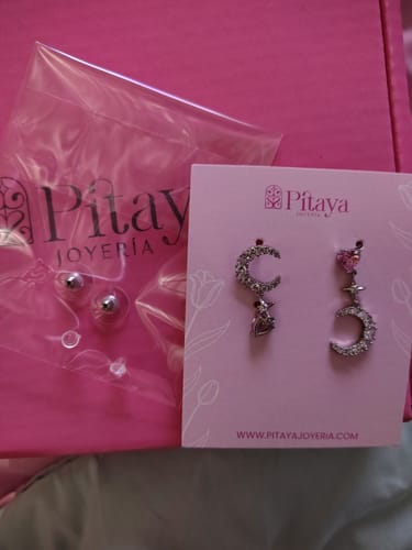 Customer photo review of Aretes Asimétricos Luna de Amor Rosa