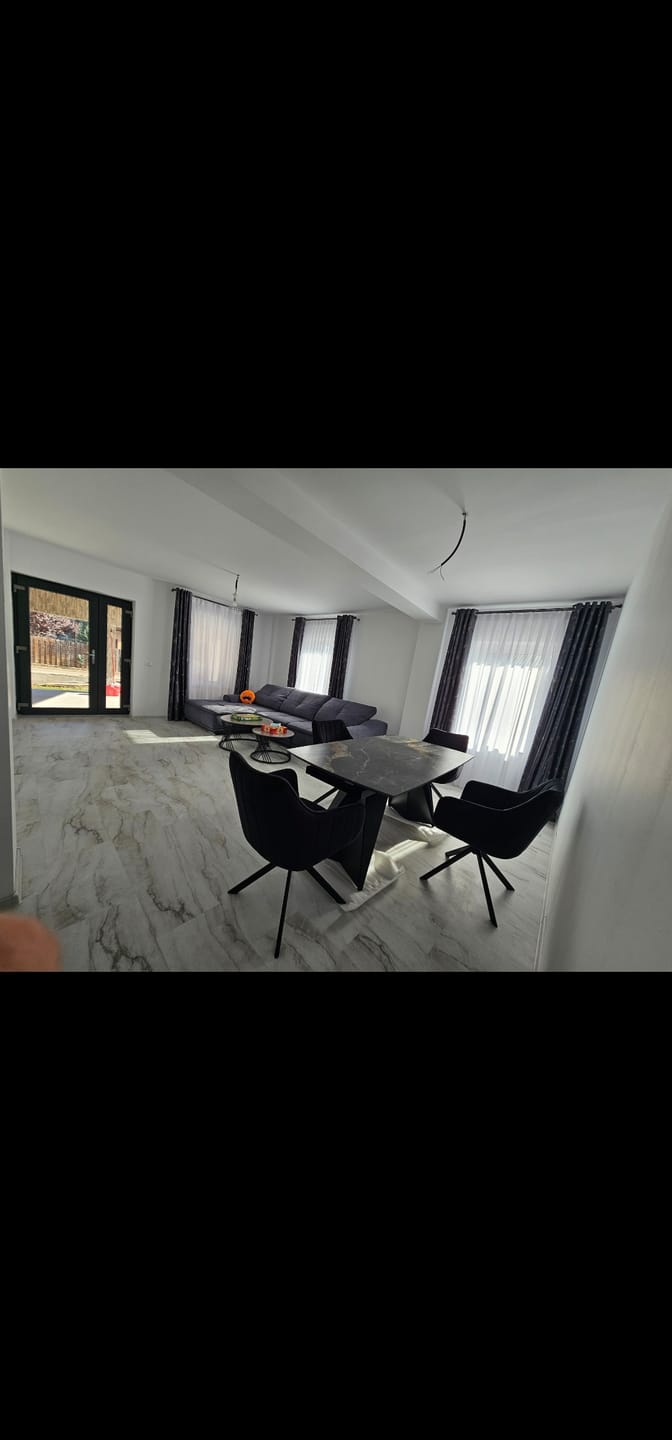 Customer photo review of Masa extensibila ARMANI, negru cu efect de marmura/negru, piatra sinterizata/otel, 165-241x90x77 cm