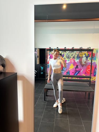 Customer photo review of UNITY V-Shape Scrunch Leggings - Steel Grey