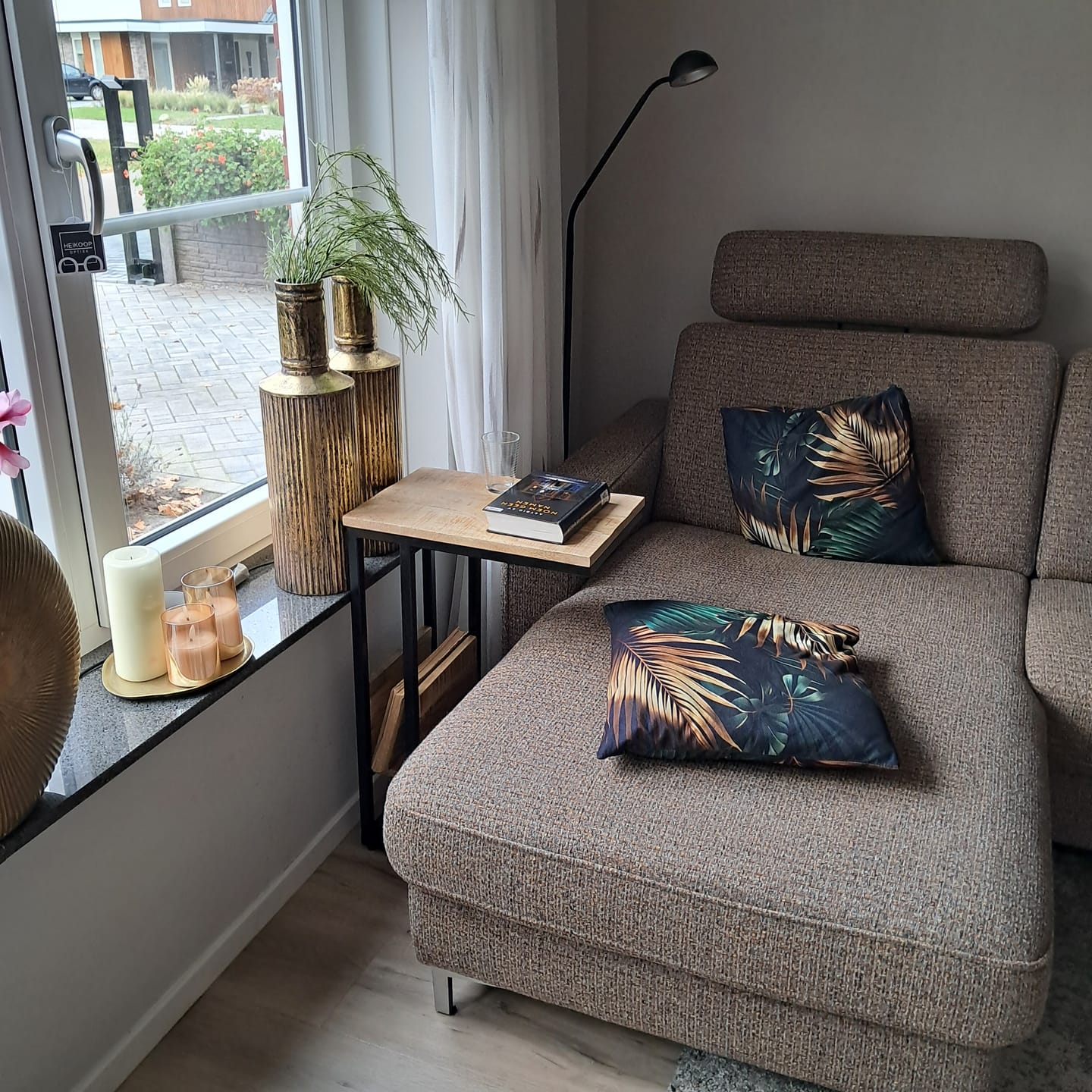 Customer photo review of Bijzettafel voor over de bank | Mangohout en Staal | 45x29x69cm