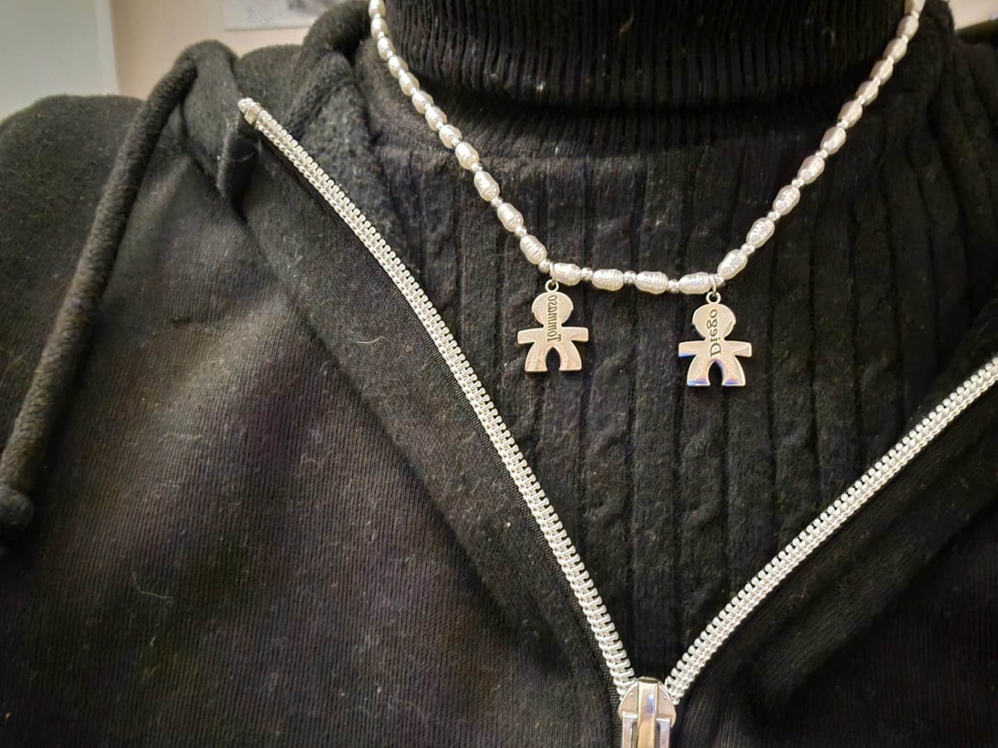 Customer photo review of Girocollo perline con bambini e incisione