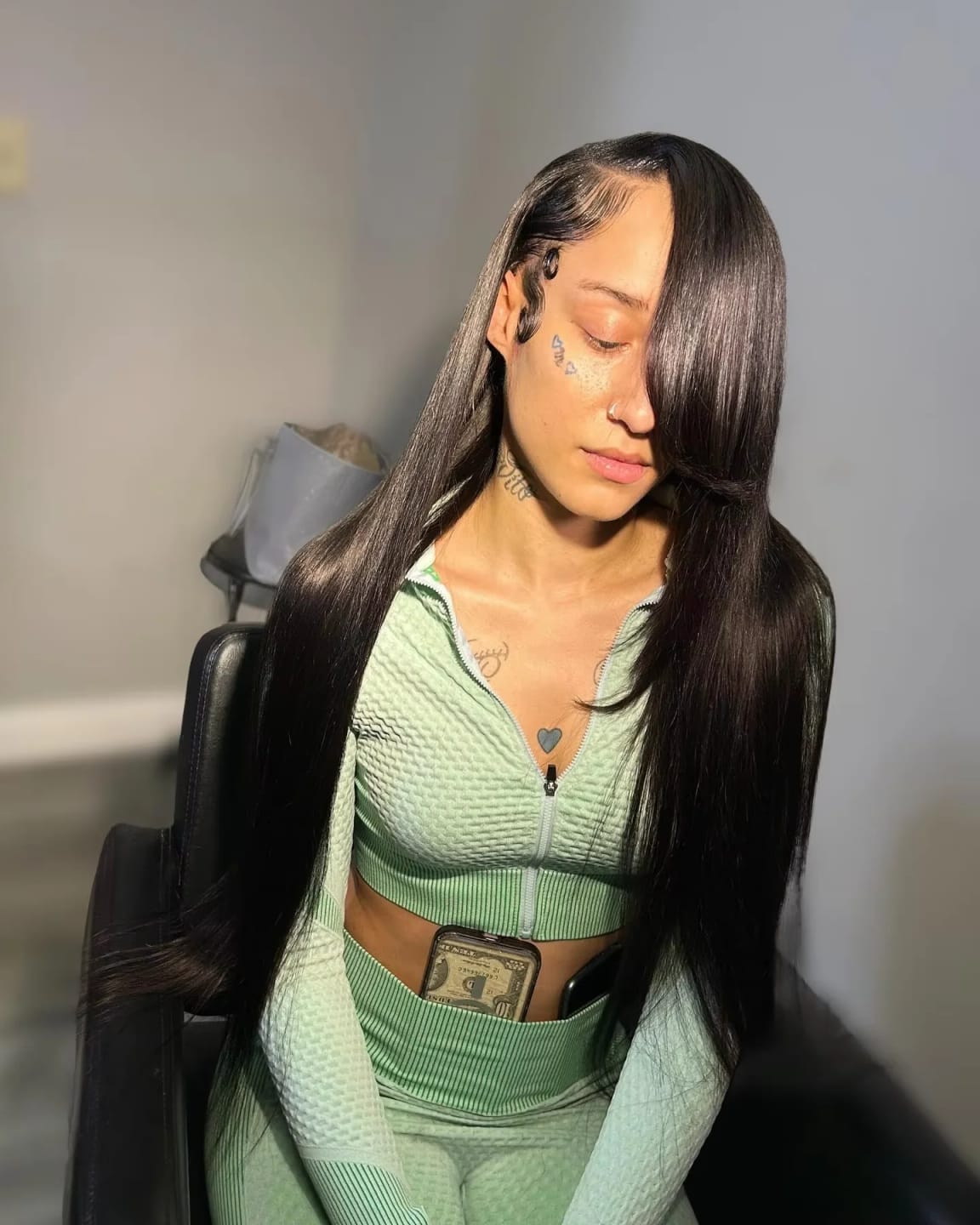 Customer photo review of More Face 13x6 HD Straight Lace Frontal Wigs Pre Bleached Knots Human Hair Wigs With Elastic Drawstring