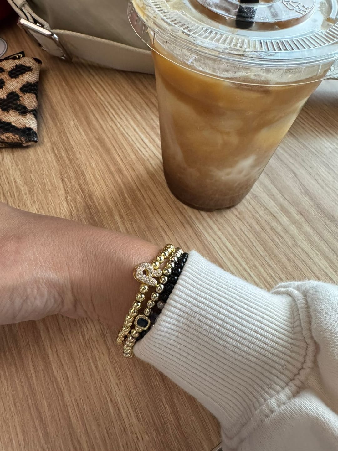 Customer photo review of Pulsera Dorada Con Inicial Mini Bubble Zirconia