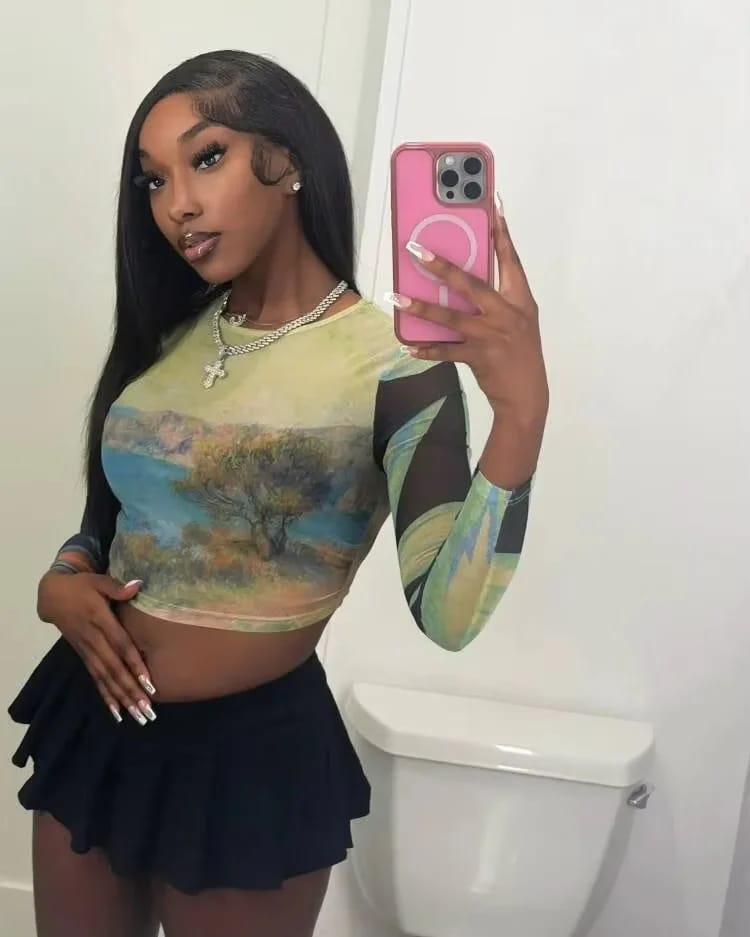 Customer photo review of More Face 13x6 HD Straight Lace Frontal Wigs Pre Bleached Knots Human Hair Wigs With Elastic Drawstring