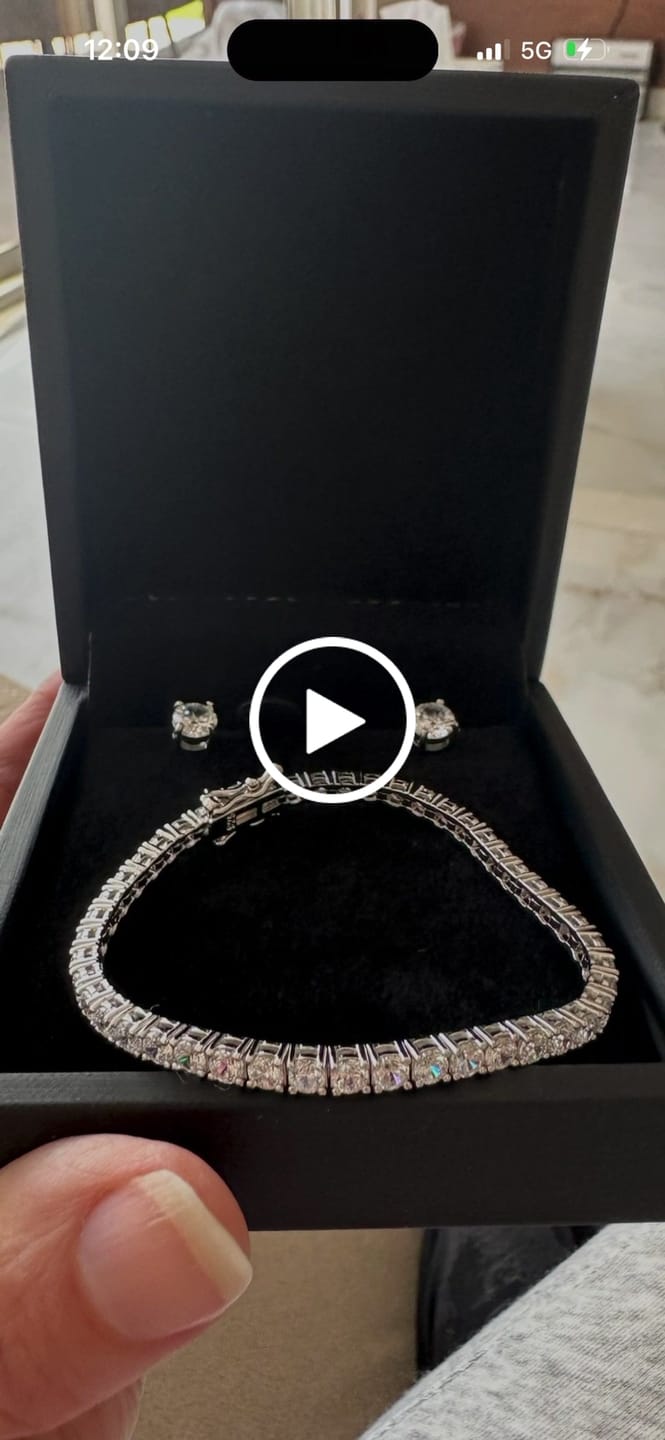 Customer video review of 🎁 Free Stud Earrings